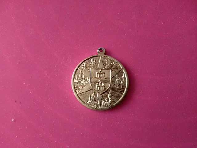 Medalie metal aurie pe care scrie Budapest - 2/2